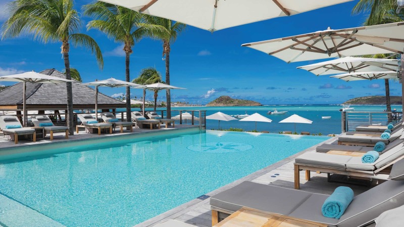 Piscina de hotel com vista para o mar no Caribe