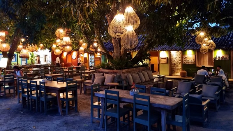 Mesa de restaurante sofisticado com jantar servido em Trancoso