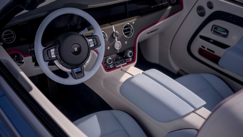 interior Rolls Royce Nightingale painel console luxo tecnologia premium