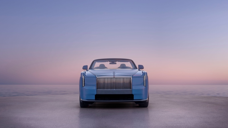 Carro de luxo elétrico Rolls Royce Nightingale vista frontal design exclusivo