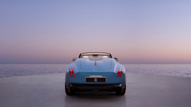 traseira Rolls Royce Nightingale design minimalista carro de luxo