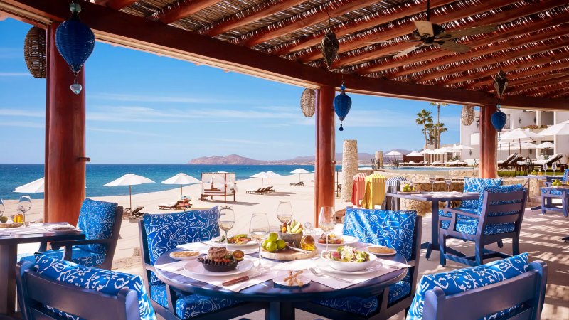 Restaurante Sea Grill à beira-mar com mesas na areia