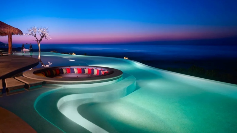 Piscina privativa da Ty Warner Mansion de frente para o mar