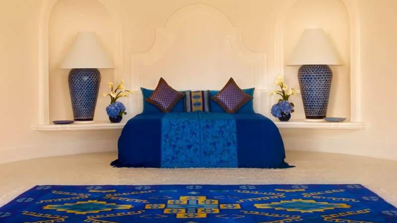 Quarto com cama de casal na Ty Warner Mansion com vista para o mar