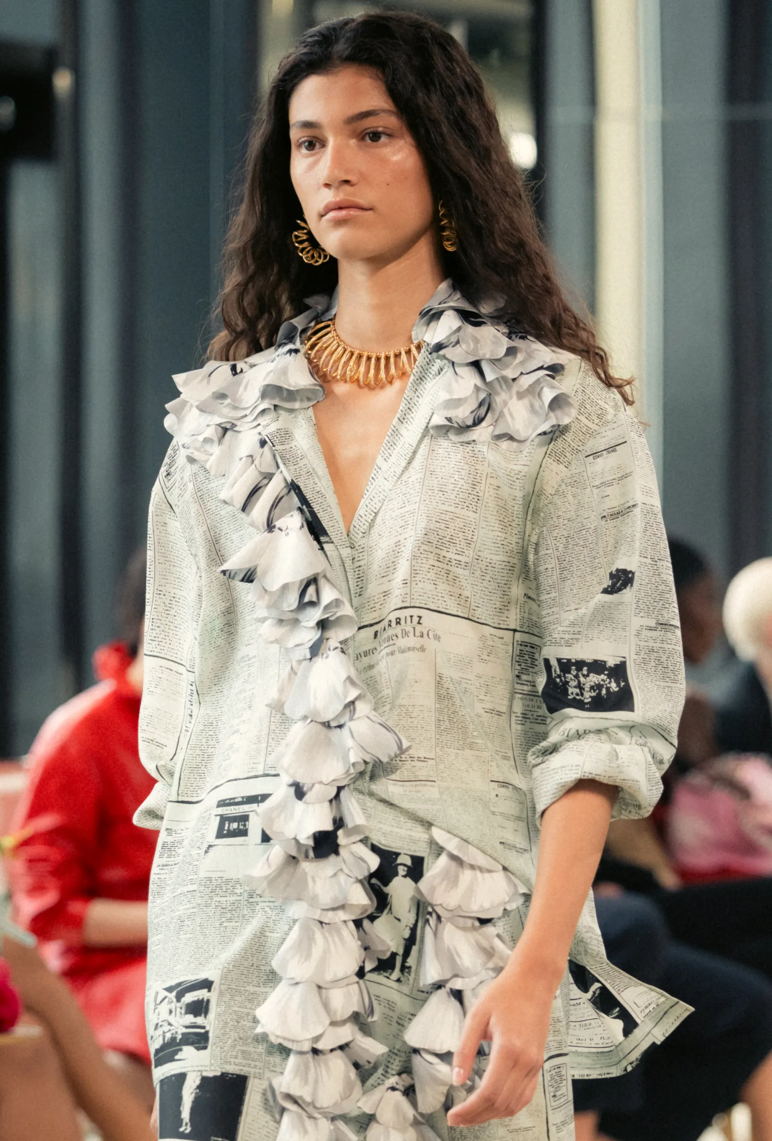 Interpretação do vestido preto na coleção Chanel Cruise 2027 apresentada em Biarritz