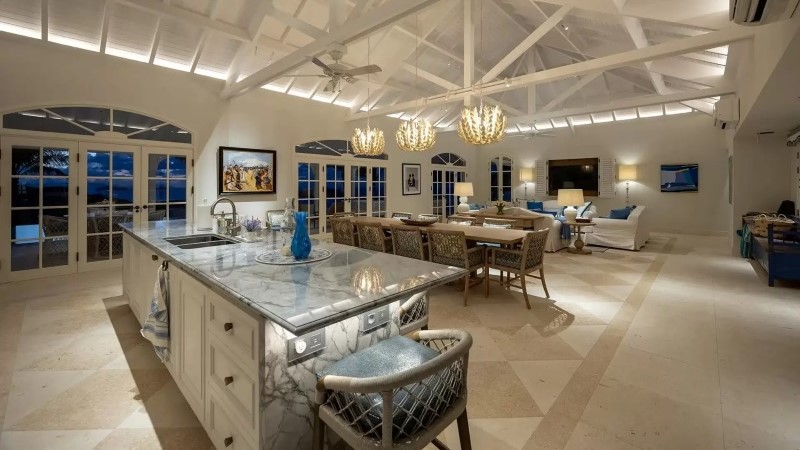  Interior de villa com cozinha sala de jantar e estar integradas