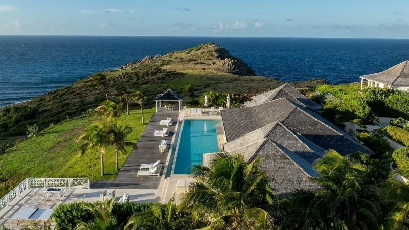 Vista aérea de villa com piscina privativa no Caribe