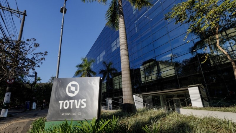 Auditório da TOTVS durante o Inside Fashion Business com público e executivos do varejo de moda