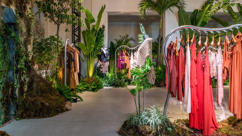Arquitetura sensorial no varejo de luxo com elementos naturais e percurso orgânico