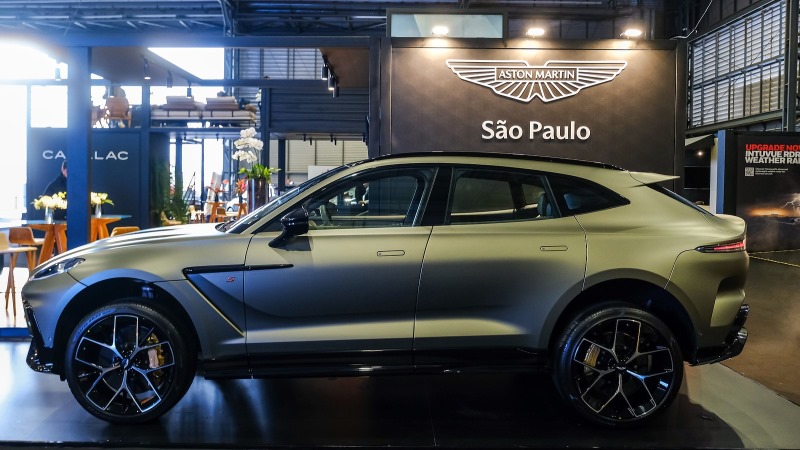 Supercarro Aston Martin exposto no Catarina Aviation Show