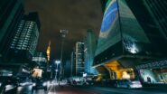 Vista noturna da Avenida Paulista com o edifício da FIESP iluminado, símbolo do lifestyle, da cultura e da vida urbana em São Paulo