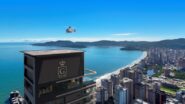 Aviação de negócios no Brasil com helicóptero chegando ao heliponto de edifício de luxo em Itapema