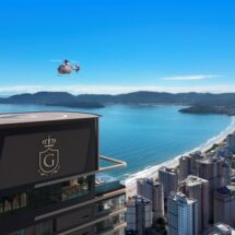 Aviação de negócios no Brasil com helicóptero chegando ao heliponto de edifício de luxo em Itapema
