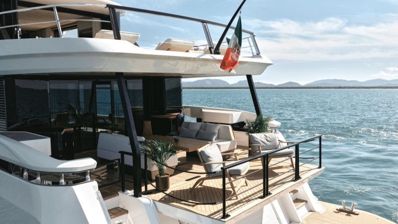 Flybridge da Azimut Grande 30 Metri com lounge panorâmico e vista para o mar