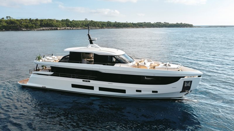 Azimut Grande 30 Metri megaiate de luxo com design italiano tecnologia híbrida e fibra de carbono