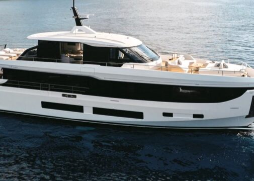 Azimut Grande 30 Metri megaiate de luxo com design italiano tecnologia híbrida e fibra de carbono