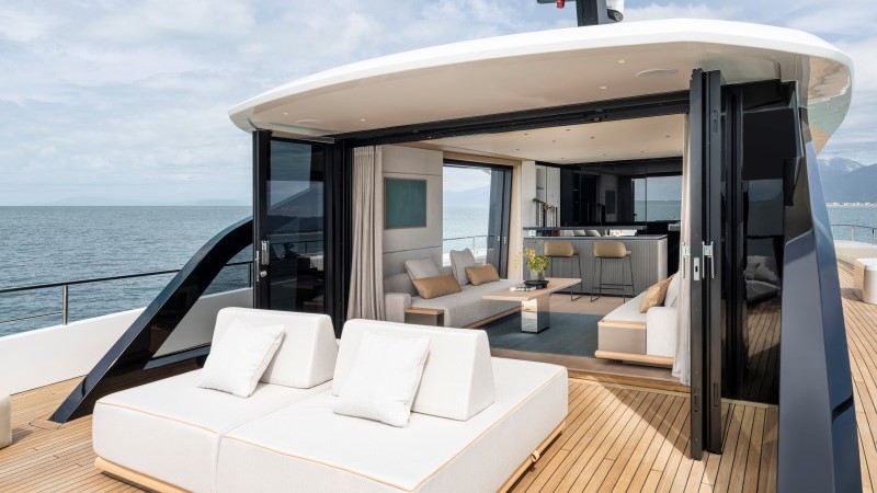 Skylounge da Azimut Grande 30 Metri com área de relaxamento e vista panorâmica