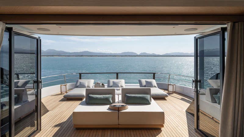 Upper deck lounge da Azimut Grande 30 Metri com integração entre conforto e paisagem marítima