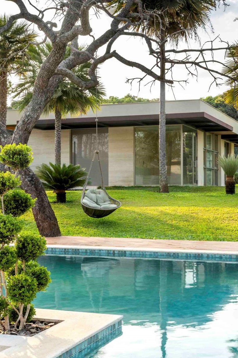 Balanço suspenso em jardim contemporâneo com paisagismo sofisticado