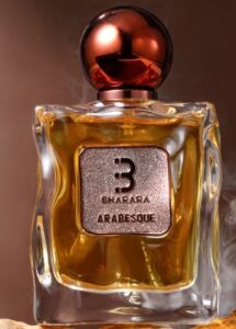 Frasco do perfume Bharara Arabesque com design luxuoso em estética oriental gourmand