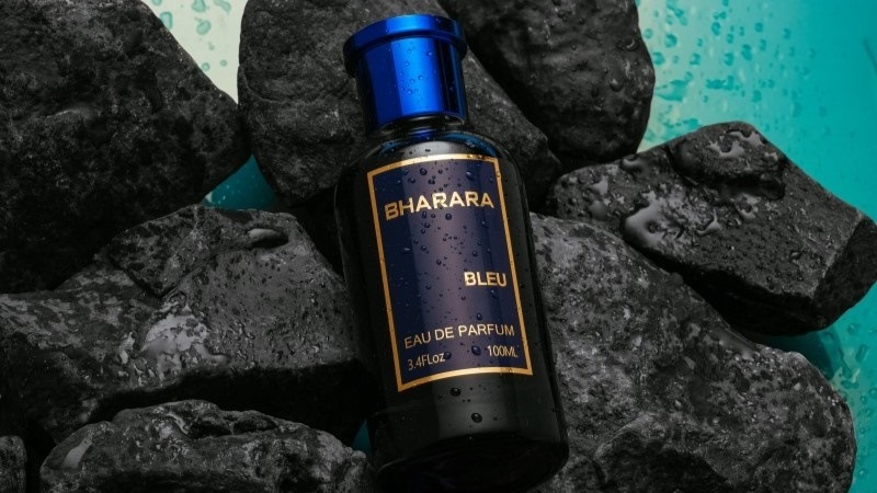Frasco do perfume Bharara Bleu com design elegante em azul profundo