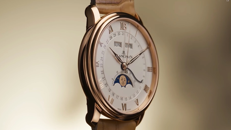 Blancpain Villeret Quantième Complet em perspectiva lateral mostrando detalhes do visor