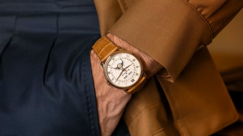 Homem usando Blancpain Villeret Quantième Complet com pulseira de couro marrom