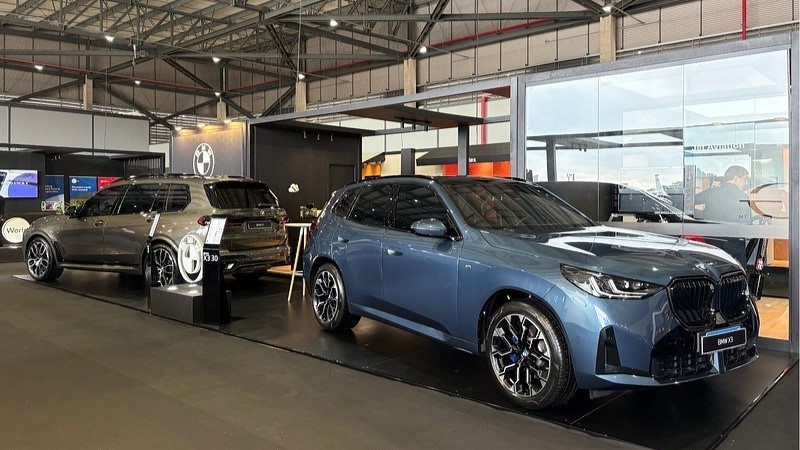 Stand da BMW no Catarina Aviation Show com modelos premium