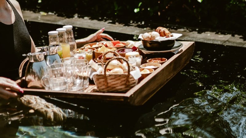 Café da manhã na barca servido na piscina privativa do Carmel Taíba