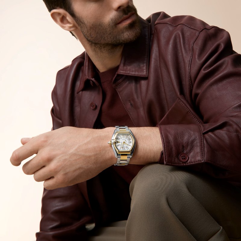 Homem usando o Cartier Roadster em composição lifestyle