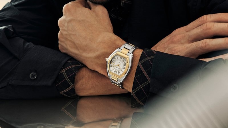 Homem usando o Cartier Roadster no pulso