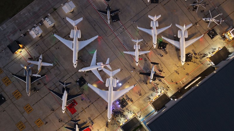 Vista aérea do Catarina Aviation Show com jatos executivos no aeroporto Catarina