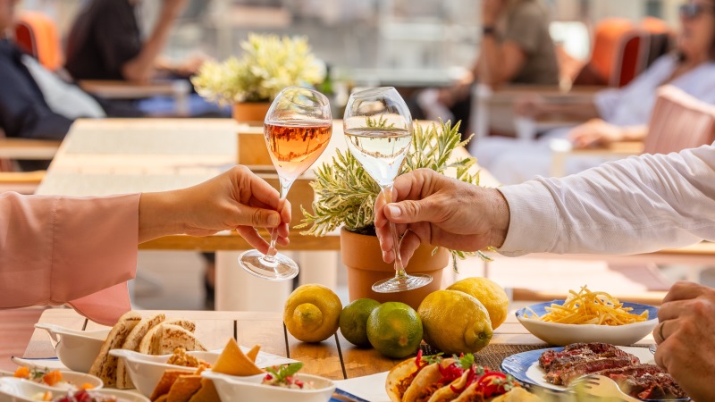 Champagne e coquetéis autorais no rooftop de luxo La Dolce Vitae em Barcelona