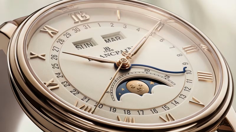 Close do mostrador do Blancpain Villeret Quantième Complet com calendário completo e moonphase