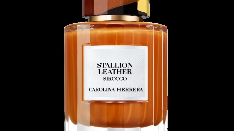 Frasco do perfume Carolina Herrera Stallion Leather Sirocco com design artístico de Sibylle de Tavernost