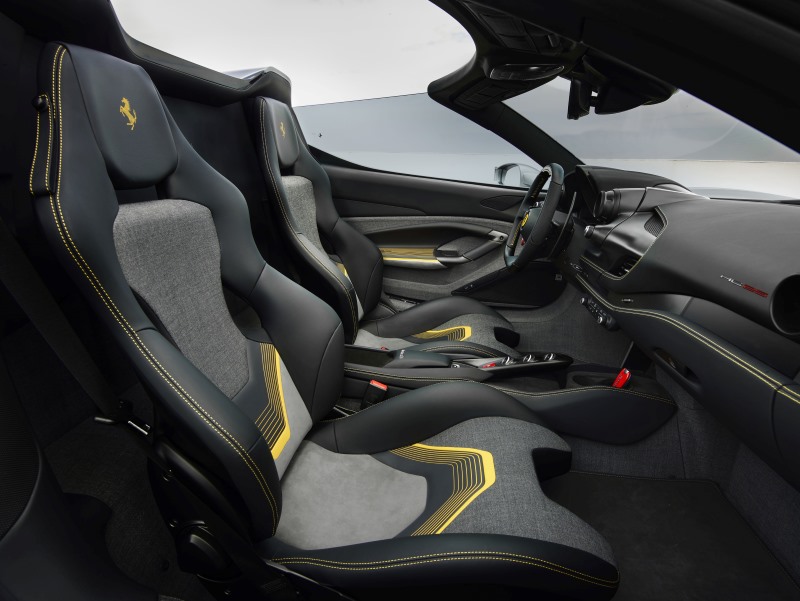 Bancos esportivos do Ferrari HC25 vistos lateralmente