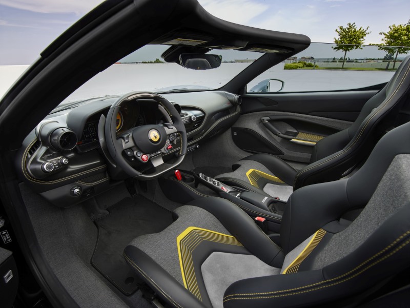 Interior do Ferrari HC25 mostrando painel console e bancos