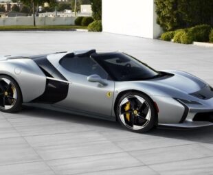 Ferrari HC25 One-Off em visão lateral angular durante apresentação oficial