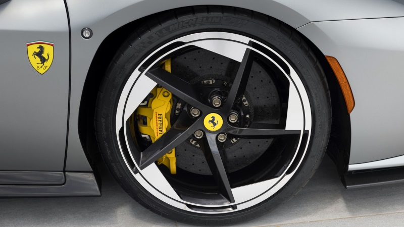 Detalhe da roda dianteira do Ferrari HC25