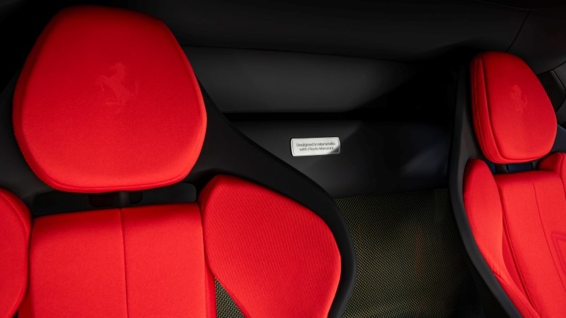 Bancos esportivos do Ferrari SC40 com carbono Kevlar e Alcantara