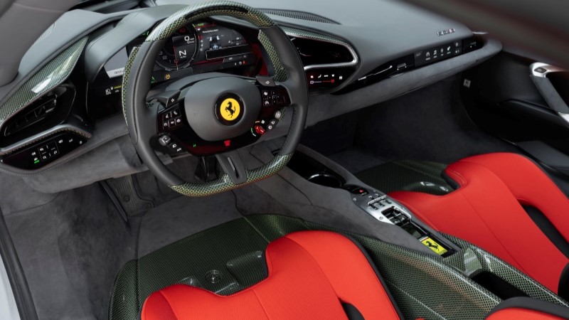 Cockpit do Ferrari SC40 com acabamento premium em Alcantara
