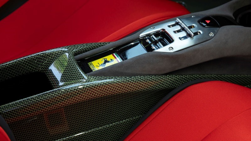 Console central do Ferrari SC40 com interior de supercarro Ferrari