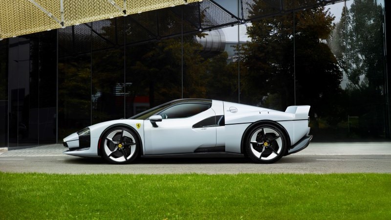 Ferrari SC40 lateral mostrando proporções berlinetta exclusivas