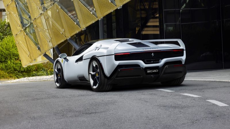 Traseira do Ferrari SC40 com visual inspirado no F40