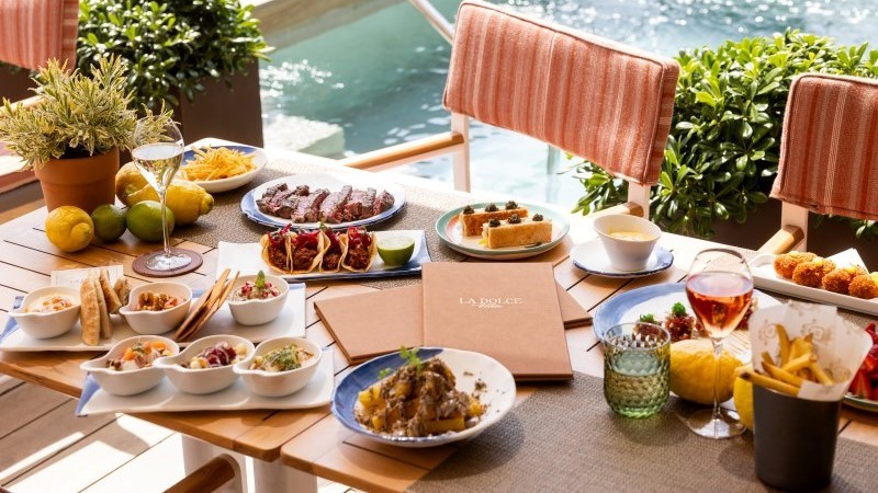 Gastronomia mediterrânea compartilhável servida no rooftop La Dolce Vitae em Barcelona