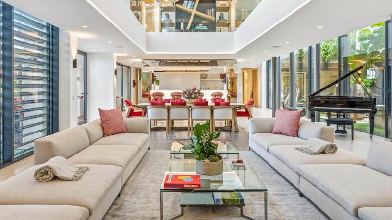 Living room sofisticado da Villa NEO em Saint Barth com interiores contemporâneos