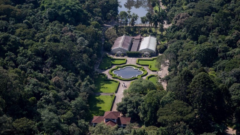 Vista aérea do Jardim Botânico de São Paulo destacando áreas verdes preservadas e vegetação abundante