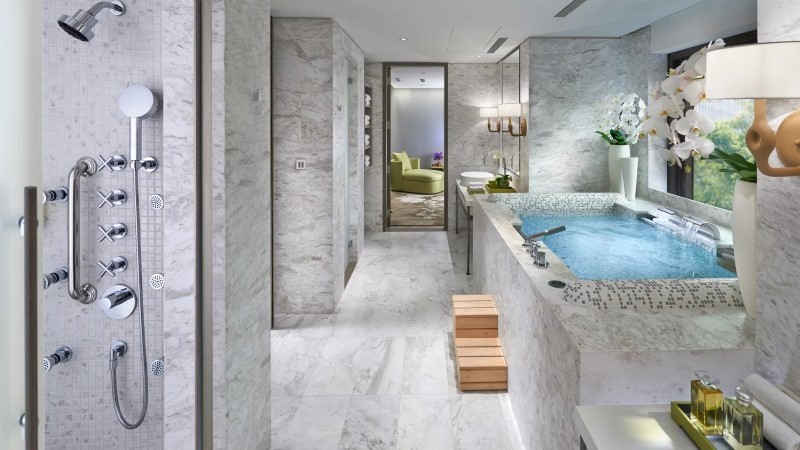 Área molhada em mármore da suíte VIP do spa no Mandarin Oriental Taipei