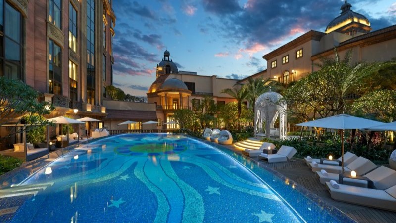 Piscina ao ar livre do Mandarin Oriental Taipei com área de wellness de luxo