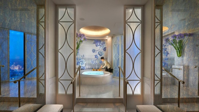 Banheiro em mármore da suíte presidencial de luxo no Mandarin Oriental Taipei